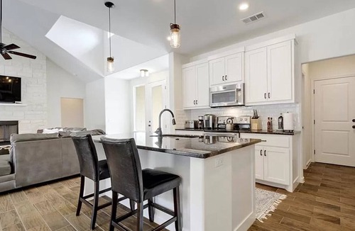 Briarcliff House | Hill Country Home on Willie Nelson GolfCourse, acre lot, golfcart ride to lake