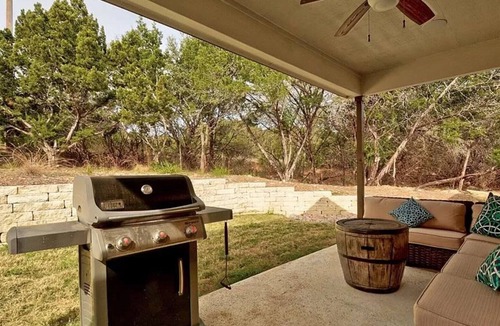 Briarcliff House | Hill Country Home on Willie Nelson GolfCourse, acre lot, golfcart ride to lake