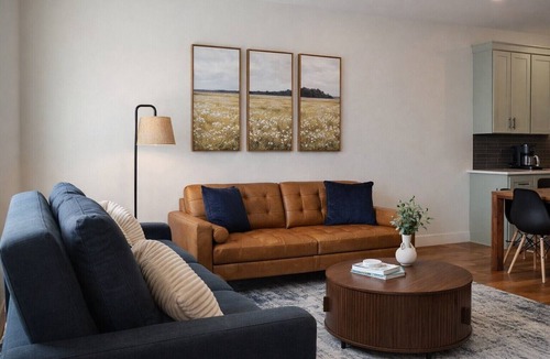 Granbury House | Hilltop Retreat, Private Lake Access, Cowboy Pool, Sleeps 8, Fully Fenced