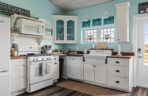 Boerne House | Historic 1 BR Cottage - Mountain Views - Firepit