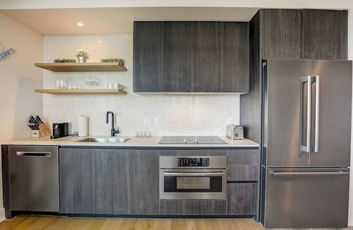Rainey Street Historic District Condo | Historic Rainey Street condo w/balcony, rooftop pool, fitness center - dog ok