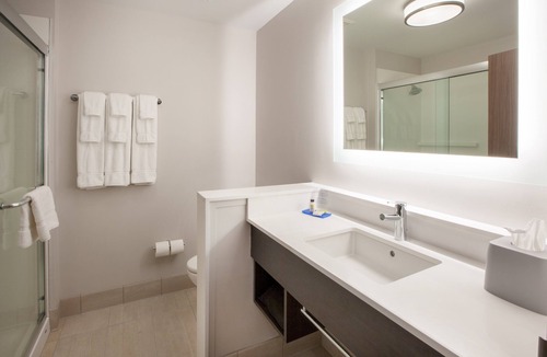 Sunrise Acres Hotel | Holiday Inn Express and Suites El Paso North by IHG