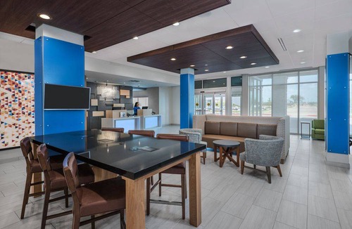 College Station Hotel | Holiday Inn Express & Suites - Bryan, an IHG Hotel