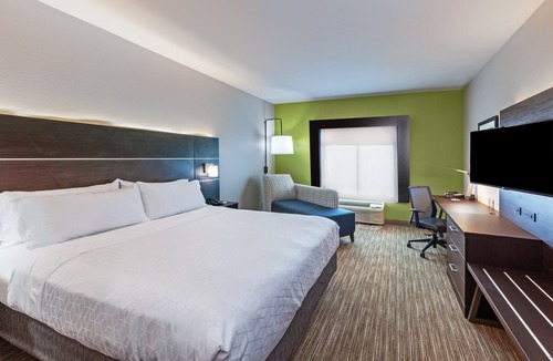 Sealy Hotel | Holiday Inn Express & Suites Sealy by IHG