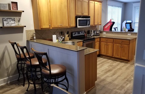 Jonestown Condo | Hollows Hilltop Lake Travis Condo is minutes to Northshore Marina and Lago Vista