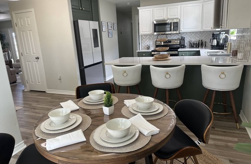 Flour Bluff House | Home- 3 Bedrooms 2 bathrooms +2car garage + Ev charger . Two blocks from water
