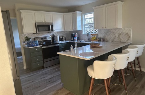 Flour Bluff House | Home- 3 Bedrooms 2 bathrooms +2car garage + Ev charger . Two blocks from water