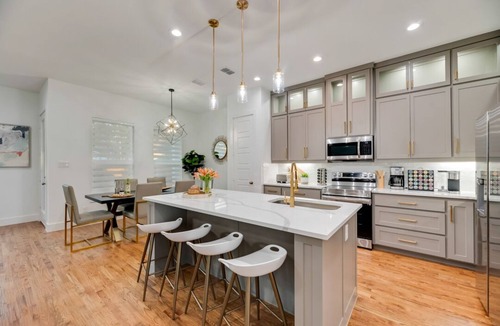 West Dallas House | Home near DT Dallas, Sleeps 15, 20 Min to AT&T Stadium, Hot Tub & TankPool