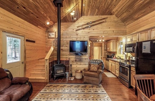 South Fork Cabin | Homey cabin near National Forest with private hot tub, deck, grill, & WiFi