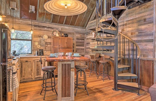 Wimberley Cabin | 'Horse Thief Inn' Cabin Retreat w/Deck & Hot Tub!