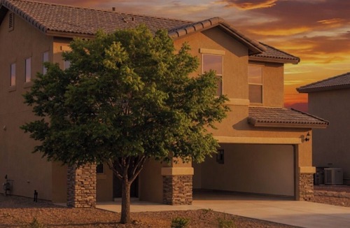 El Paso House | Hot tub 3-bedroom house in tranquil El Paso westside near outlet shopping