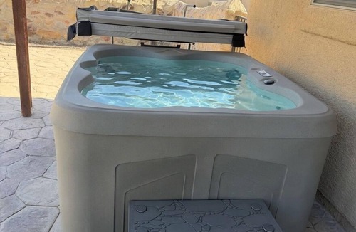 El Paso House | Hot tub 3-bedroom house in tranquil El Paso westside near outlet shopping