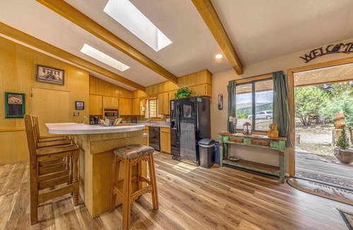 Alto Cabin | Hot Tub, Deck & Fireplace at Rustic Alto Cabin!