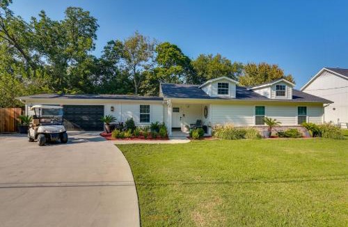Pilot Point House | Hot Tub! Family Haven 3 Mi to Lake Ray Roberts