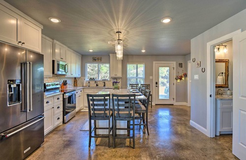 Granbury House | Hot Tub & Fire Pit! Cozy Granbury Escape Near Lake