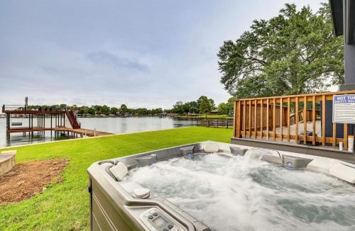 Gun Barrel City House | Hot Tub, Fire Pit! High-End Cedar Creek Lake Haven