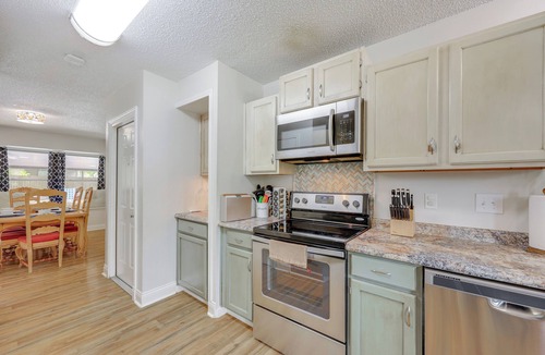 Live Oak House | Hot Tub & Game Room: Spacious Live Oak Home!