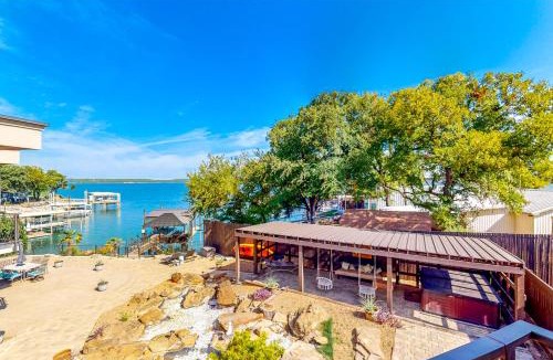 Lake Bridgeport House | Hot Tub & Views: Luxe Lake Bridgeport Retreat