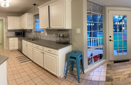 Johnson City House | House w/1 acre, Spa & Outdoor Living