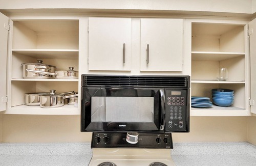 Uptown Apartment | Houston Galleria Suite Modern Rental 5 mins from the Galleria Mall