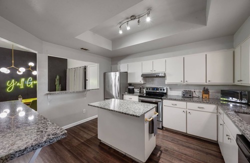Riverside House | Huge Bachelor/ettes & family property w/2 Homes, Pool, Games, close to Downtown