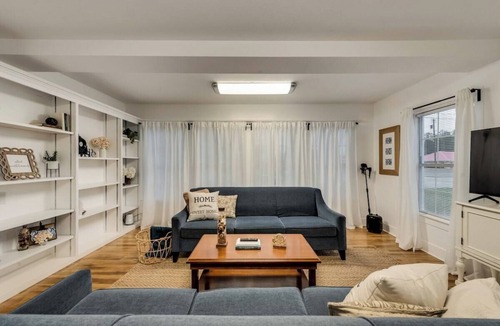 Palestine House | Inviting 100-yr-old updated & roomy cottage w/deck