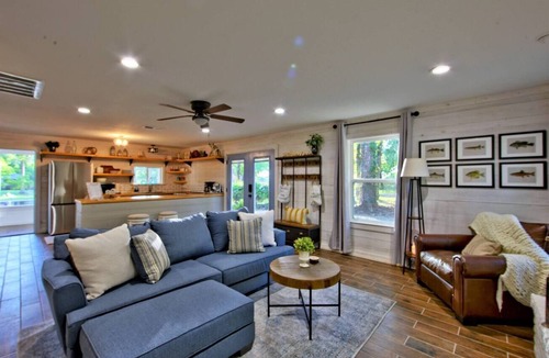 Gun Barrel City House | Island Park Cottage- Cozy 2-bedroom home on the Lake