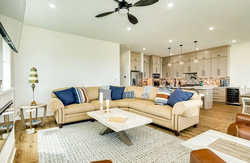 Galveston House | It's Time for a Happy Ohana! Dog Friendly, Fenced Yard, Short Walk to the Beach