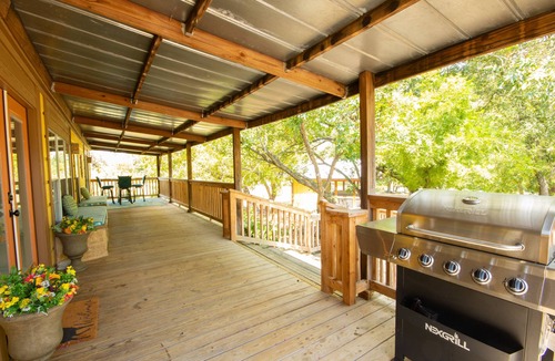Ingram House | JOHNSON CREEK - YOUR HILL COUNTRY GETAWAY! Fishing/kayacking/hot tub/fire pit.