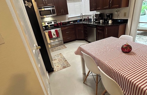 Westridge Estates House | Just Outside of Austin.Quiet, Serene 3 bedroom+ with Pool & Pond