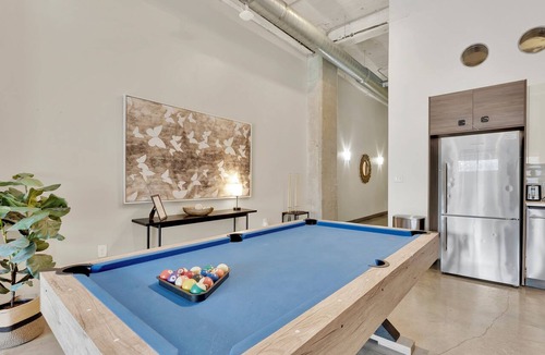 Downtown Dallas Apartment | King 1B Steps to Downtown Parking and Gym Sleeps 6