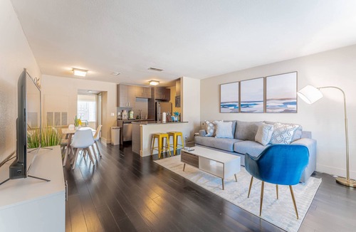 Riverside Apartment | King bed 1BR close to Downtown w fast wifi w/pool