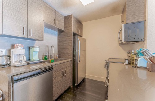 Riverside Apartment | King bed 1BR close to Downtown w fast wifi w/pool