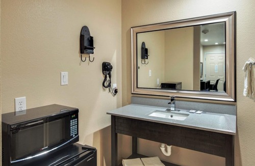 Fort Worth Hotel | King Bed Hot Tub Non Smoking - Scottish Inns, In-Room Hot Tub, Near Highway
