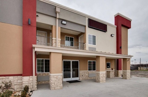 Fort Worth Hotel | King Bed Hot Tub Non Smoking - Scottish Inns, In-Room Hot Tub, Near Highway
