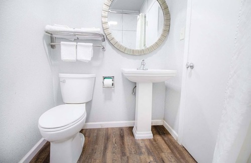 McAlester Apartment | King Bed | McAlester OK