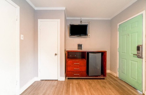 West San Antonio Apartment | King Bed|Non-Smoking