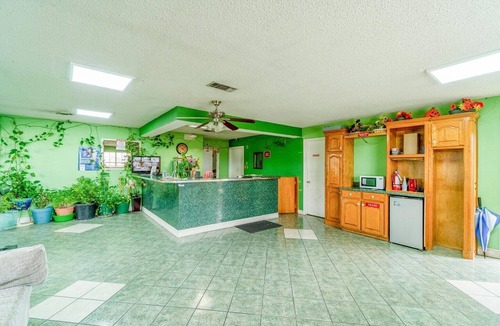 Mineral Wells Apartment | King Bed Non-Smoking
