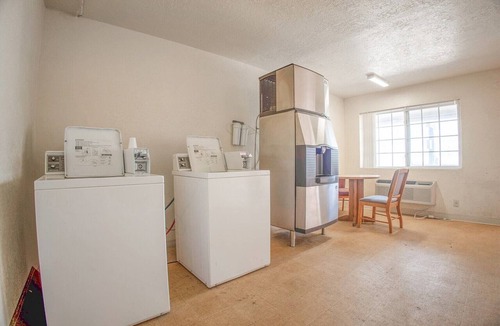 Lordsburg Apartment | King Bed Non-Smoking