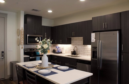 Addison House | King Bed + Queen Bed - In the Heart of Addison’s Social Scene