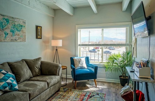 West Old Town Apartment | King bed, Queen bed, 2 TV's, Walk to Old Town