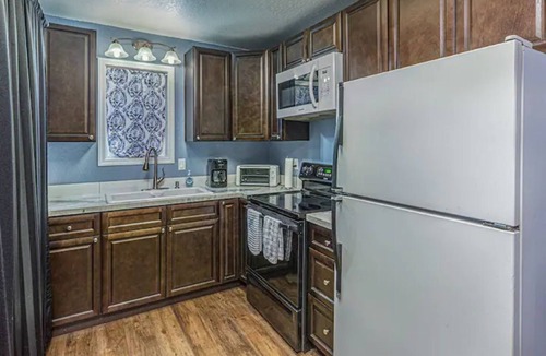 Bayfield Cottage | King Bed, Views & Peace in Bayfield Guest House