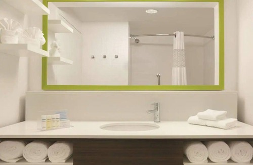 US 290 Hotel | King Room near Memorial City Mall - 5 Miles Away | Pets Allowed + Free Parking