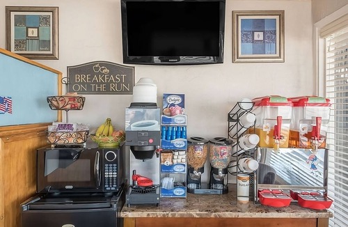 Pecos Hotel | King Room with Fee Breakfast, Airport Shuttle, Pool Close to Pecos Museum