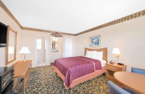 Pecos Hotel | King Room with Fee Breakfast, Airport Shuttle, Pool Close to Pecos Museum