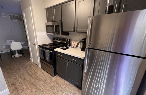 North Arlington Apartment | King suite in the heart of Arlington