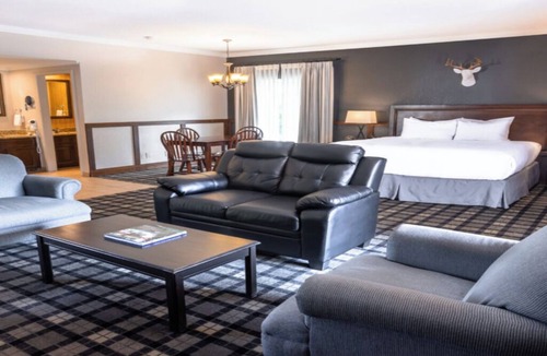 Boerne Hotel | King Suite w/Access to Gym and pool | 5 mi to Cibolo Nature Center Hiking