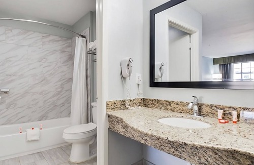 Ingleside Hotel | King Unit w/Free Breakfast + Pool Near Nature Preserve