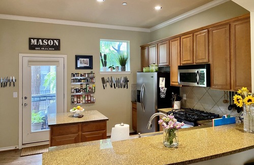 Knox - Henderson House | Knox/Henderson Large Townhouse Near Highland Park