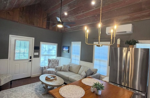 College Park Cottage | Kyle Field Cottage, quiet and private, right in the Historic District